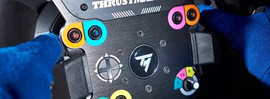 הגה מרוצים Thrustmaster TM Open Wheel Add-On Xbox/PS/PC – כהה עם כפתורים צבעוניים כשידיים בכפפות כחולות אוחזות
