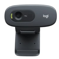 מצלמת רשת Logitech C270 HD – המצלמה בצבע אפור כהה עם נורית חיווי ירוקה מונחת על רקע לבן USB