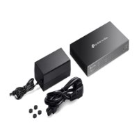 מתג שולחני מנוהל Omada SG2008P +PoE – המתג מוצג עם שנאי כבל חשמל ורגליות גומי