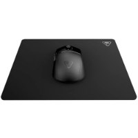 משטח גיימינג Turtle Beach Sense Core Mini – משטח שחור מלבני שעליו מונח עכבר גיימינג שחור עם נורת חיווי ירוקה חוטי