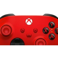 בקר אלחוטי צבע אדום Xbox Series S X – מבט תקריב על חלקו העליון של הבקר האלחוטי האדום עם לוגו Xbox וכפתורים מרכזיים