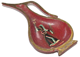 צלחת נוי קטנה עשויה ברונזה בצורת כד שמן עם ציור של רקדנית בבגדים מסורתיים, ישראל, שנות ה- 60