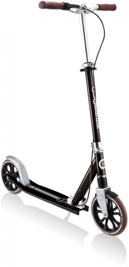קורקינט דלוקס צבע שחור וינטג' Globber NL 205 DLX – פריט בודד בצבע שחור וינטג עם גלגלים וידיות חומים מוצג בזווית