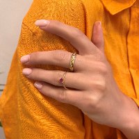 טבעת נישואין מעוצבת עם חריטות פס במרכז לכל אורך הטבעת