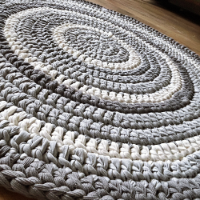 שטיח עגול סרוג בגווני אפור משתלבים לעיצוב נורדי ולכל פינה בבית|שטיח עגול סרוג בחוטי כותנה היפואלרגנים בגווני אפור משתלבים|שטיח סרוג לחדרי ילדים|
