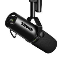 מיקרופון דינמי מקצועי Shure SM7B – המיקרופון השחור תלוי ממתקן תלייה ומוצג על רקע לבן