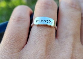 טבעת כיתוב אובלית עדינה עד 7 תווים מכסף 925 breathe