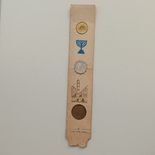 סימניית נייר ישראלית ישנה (Coins & Stamps from the Holy Land) – כולל מטבעות אגורה
