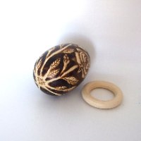 ביצה מעץ לקישוט הבית - דוגמת ורדים - צריבה על עץ