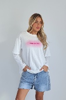 חולצה ארוכה עם כיתוב זוהר