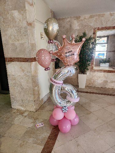 עיצוב בלונים מהמם לילד/ה כיתוב אישי