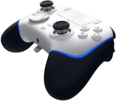 בקר משחק אלחוטי Razer Wolverine V2 Pro PlayStation 5/PC – בקר לבן עם ידיות שחורות ותאורת לד כחולה