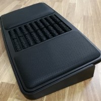 הדום ארגונומי דו צדדי ועיסוי לכפות הרגליים Comfort – הדום שחור מוגבה עם משטחים מחוררים וגלילים במרכז