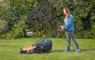 מכסחת דשא מבית Black+Decker – BEMW471BH עם מערכת איסוף דשא מובנית.