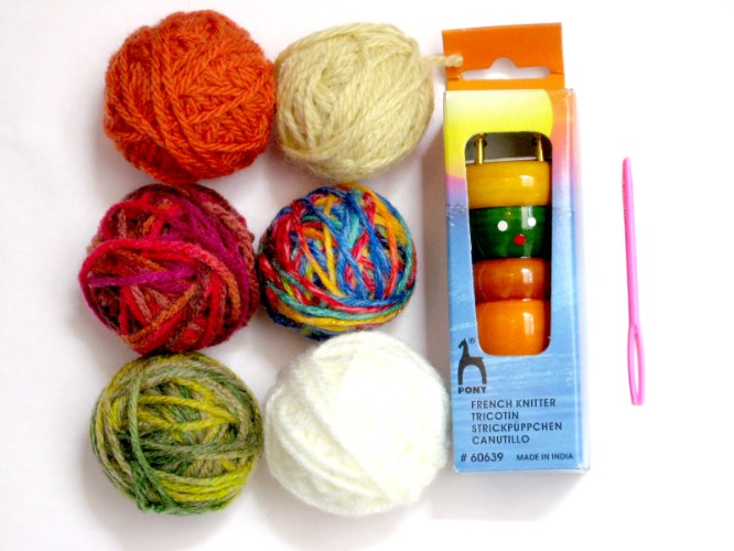 ערכת סריגה - בובת סריגה (French knitter) עם 6 כדורי צמר שונים ומחט פלסטיק