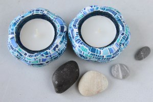 זוג פמוטים בצורת פרח בגווני כחול ולבן