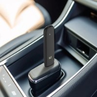 מודם סלולרי Zte F30 Pro Wi-Fi 6 – פריט בודד של המודם השחור מחובר למתאם USB ברכב ממוקם בקונסולה המרכזית עם נורית