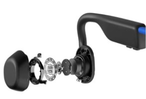 אוזניות הולכת עצם אלחוטיות צבע כחול Shokz OpenMove IP55 – טעינה מהירה אוזנייה שחורה במבט מפורק חושפת את רכיביה הפנימיים