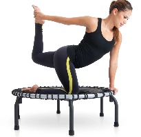 עמידה יציבה בזמן אימון כושר על טרמפולינה JumpSport