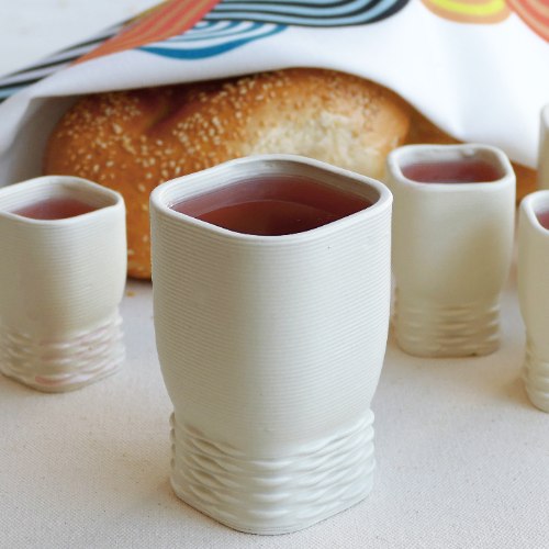 כוס קידוש - בהדפסת קרמיקה 3D -דוגמת ריבוע עם רגל קלועה