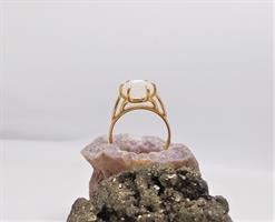 טבעת אנה יפייפיה ,בעיצוב סוליטר יוקרתי משובצת עם מון סטון ריינבו