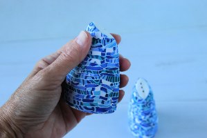 זוג מלחיה ופלפליה אסימטריות מפורצלן בגווני כחול ולבן