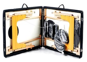 שולחן עיסוי מקצועי 185×70 ס”מ Medics Care MC-120 – שולחן שחור מתקפל פתוח למחצה חושף את מבנה העץ הפנימי ואביזרים ארוזים