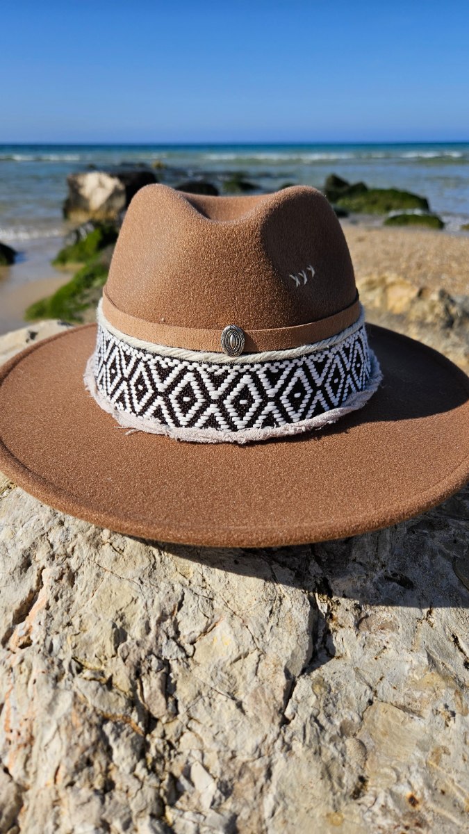 כובע מעוצב קאמל