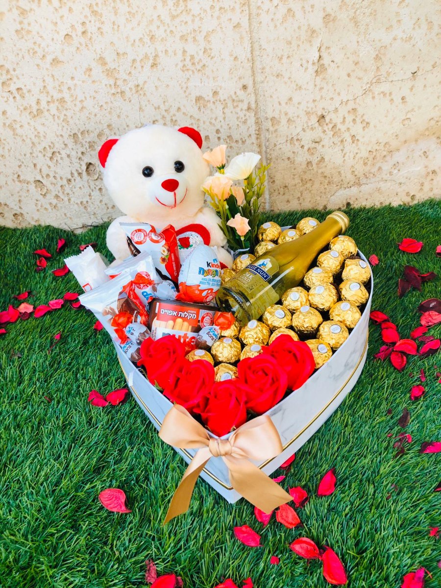 מארז לב פרחים, שוקולד ושמפנייה 24K - תוספת דובי