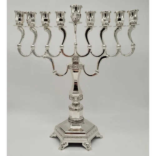 חנוכיית קנים מעוטרת מפיוטר
