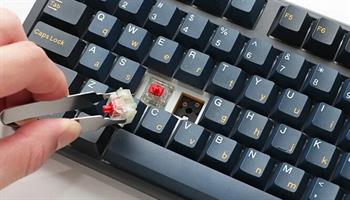 תקריב על מקשי המקלדת מבית Ducky עם הדפס בהשראת קווי נסקה