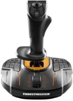 בקר טיסה Thrustmaster T-16000M FCS PC – בקר טיסה שחור עם נגיעות כתומות בבסיסו מוצג מקדימה על רקע לבן