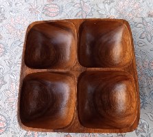 קערת אירוח והגשה מחולקת מעץ מלא (20x20 ס"מ) 🫒 עבודת יד
