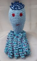 בובת תמנון סרוג מחוט קטיפה - ראש תכלת וזרועות תכלת מנוקדות בבורדו