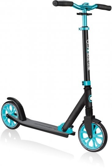 קורקינט מתקפל צבע טורקיז Globber NL 205 – קורקינט אחד בצבע שחור וטורקיז עומד על רקע לבן