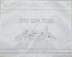 כיסוי חלה לבן דגם רימונים כסופים