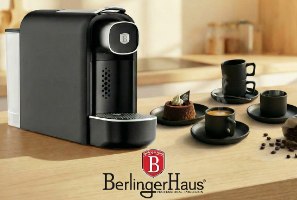 מכונת קפה קפסולות Berlinger Haus BH9949 – מכונה שחורה על שולחן עץ עם כוסות קפה מהבילות וקינוח.