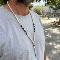 שרשרת חרוזים לגבר צבע לבן ואפור
