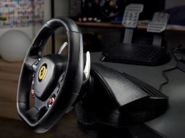 הגה מירוצים עם דוושות Thrustmaster T80 Ferrari 488 GTB Edition – ההגה השחור עם סמל פרארי והדוושות השחורות מונחים על שולחן