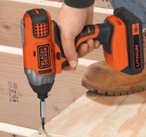מברגה אימפקט נטענת 18V גוף בלבד- ללא סוללה Black+Decker BDCIM18N-XJ – יד אוחזת מברגה כתומה-שחורה