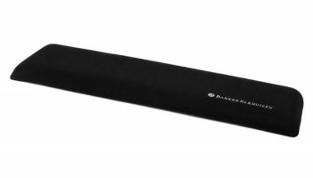 תומך כף יד ג'ל ארגונומי Keisar 300011 – משענת יד שחורה ארוכה מונחת באלכסון על רקע לבן עם לוגו בצידה הימני