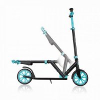 קורקינט מתקפל צבע טורקיז Globber NL 205 – קורקינט שחור וטורקיז המציג את פעולת קיפול הכידון כלפי מטה