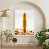"Yellow Surfboard" תמונת קנבס סגנון Coastal -הדפס צילום גלשן צהוב על רקע הים בסגנון וינטאג'