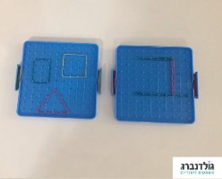 לוח מוטורי  דו צדדי בגודל  15.5/15.5 ס"מ כולל גומיות צבעוניות