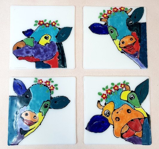פרות מצוירות על אריח זכוכית