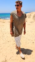 גופיית "דיטייל" עם תיפורים אלכסוניים ירוק זית