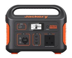 מארז תחנת כוח ניידת Jackery Explorer 500 + Jackery SolarSaga 80W – תחנת כוח ניידת אחת בצבע שחור וכתום מוצגת מקדימה על רקע