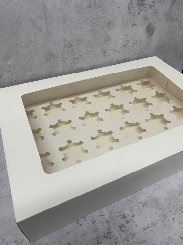 קופסא חלון שקוף 48-32-10 עם במה ל24 קאפקייקס - צבע לבן