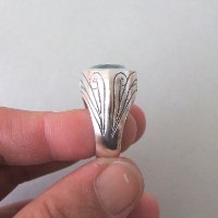 טבעת מרשימה עם אבן בחיתוך טריליון וחריטות
