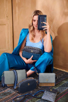 תיק Cross Body קטן דגם Fenna מידות 19X6X16 ס"מ של חברת PIP STUDIO